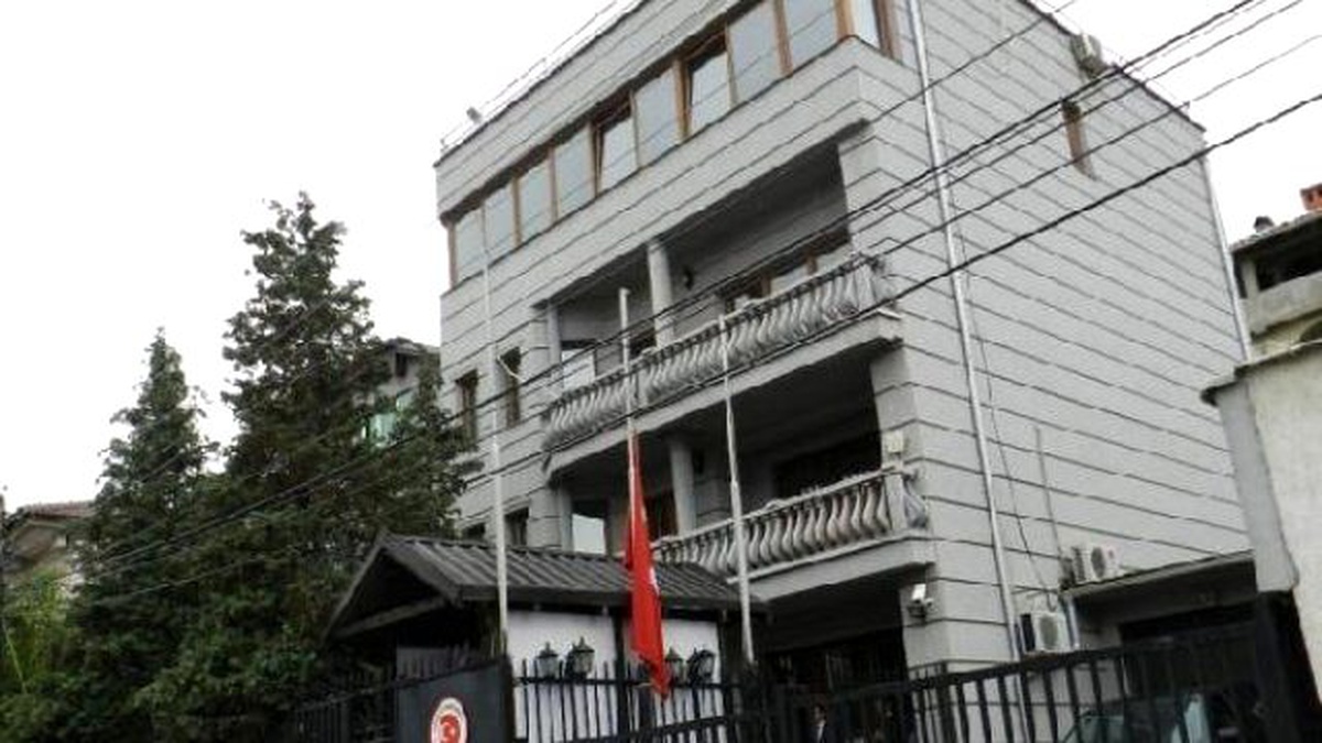 Kosova Büyükelçiliği\'nde Bayraklar Yarıya İndirildi, Taziye Defteri Açıldı