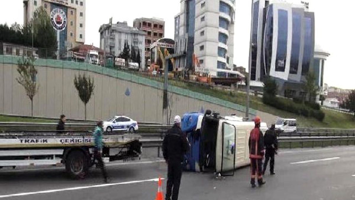 Maltepe\'de İçinde Yolcu Olmayan Minibüs ile Otomobil Çarpıştı, İki Kişi Yaralandı.