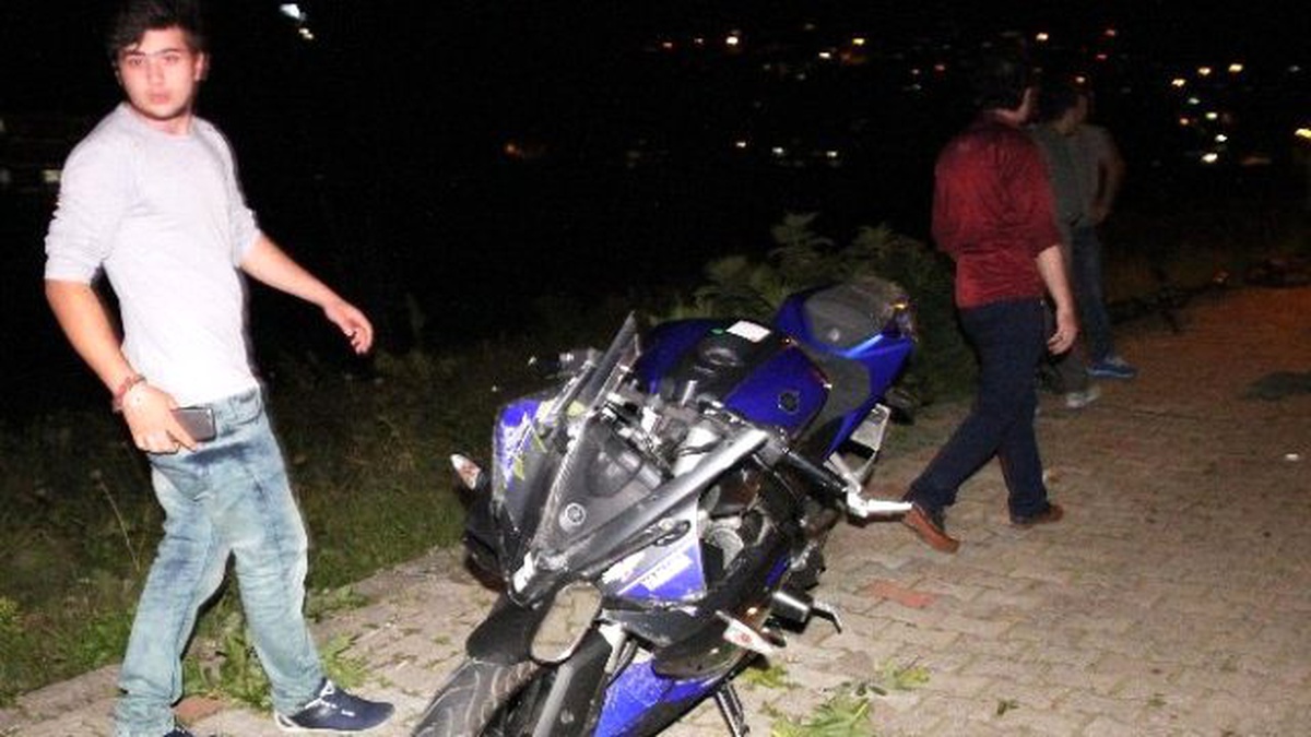 Motosiklet ile Kamyonet Çarpıştı: 2 Yaralı