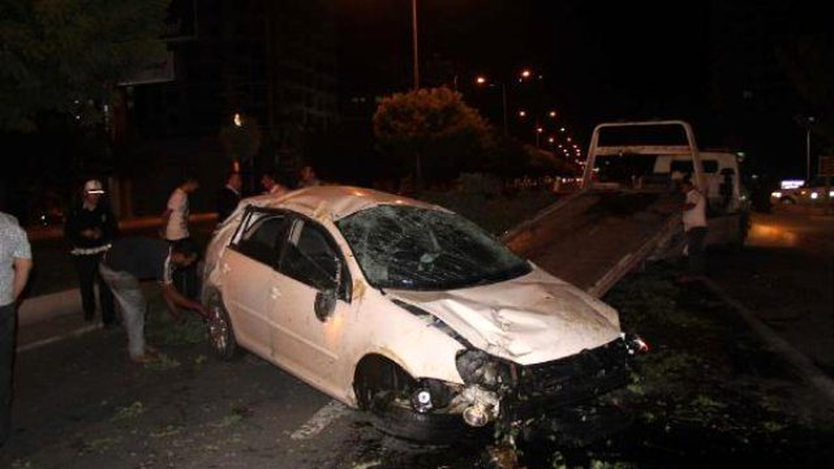 Şanlıurfa\'da Refüje Çarpan Otomobilin Sürücüsü Yaralandı