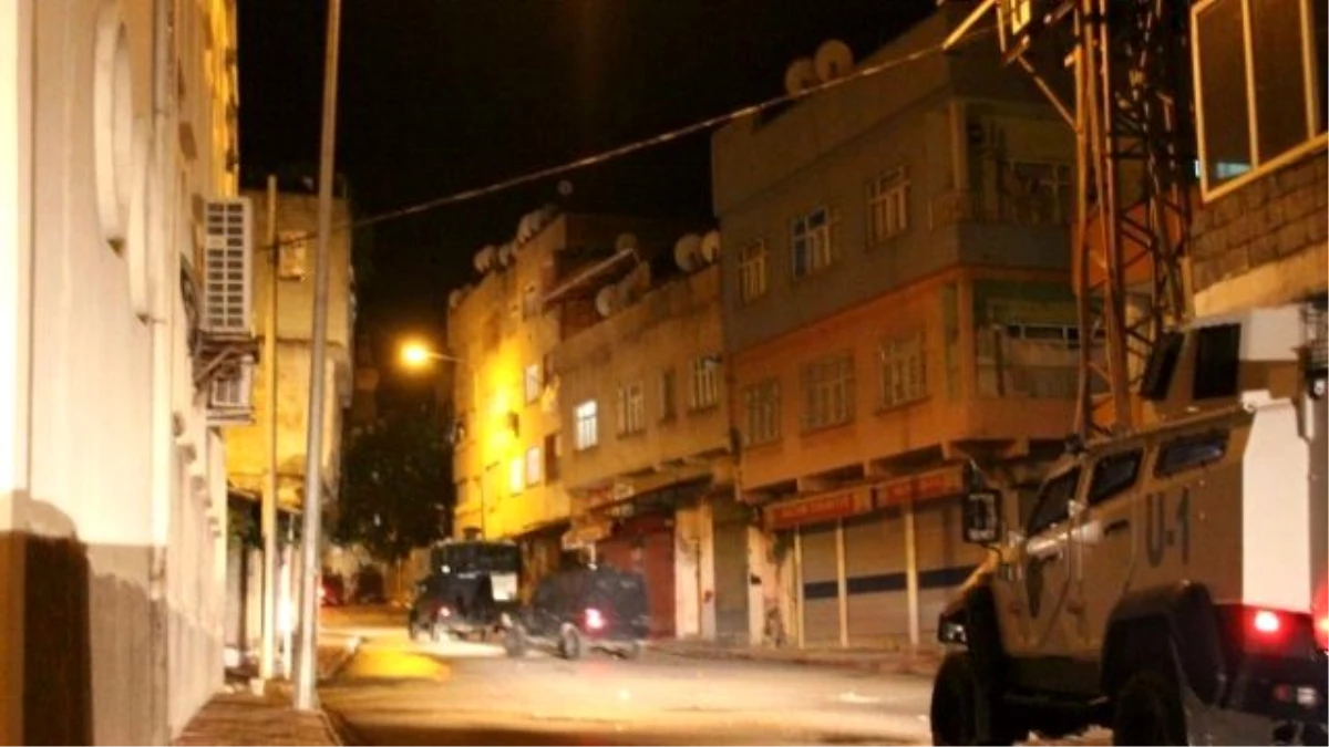 Siirt\'te Polis Araçlarına Molotoflu ve Taşlı Saldırı