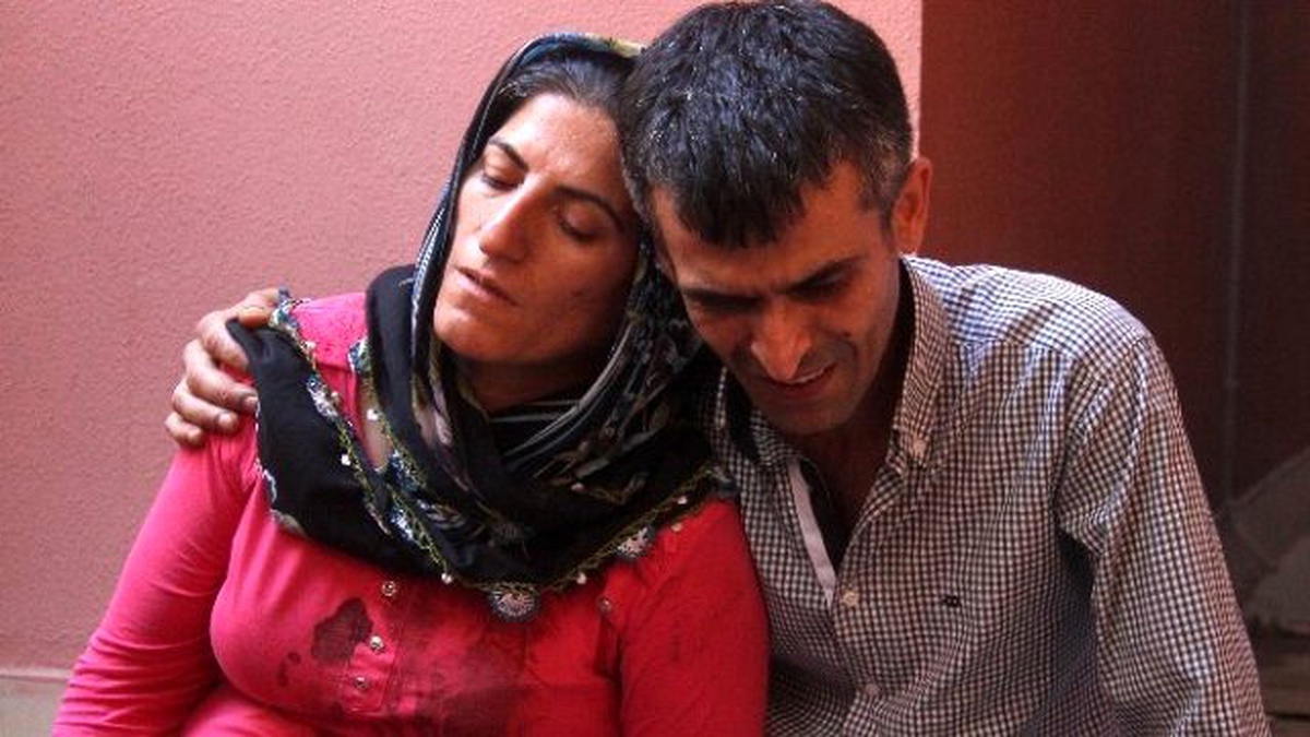 Acılı Anne Kanlı Tişörtüyle Kızını Bekledi