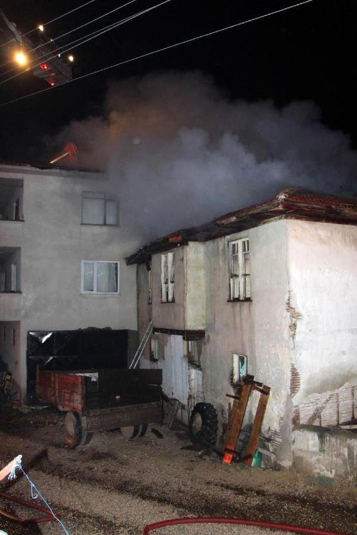 Ahır ve Evin Çatısı Yandı