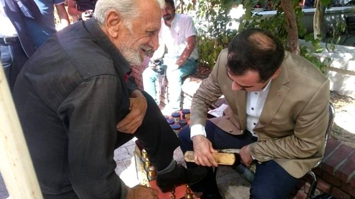 AK Parti Mkyk Üyesi Erdem Ayakkabı Boyacısı Oldu
