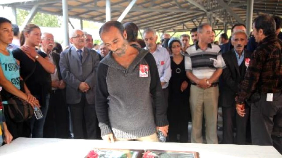 Ankara\'daki Patlamada Ölen Tekin Arslan İçin Kartal Cemevi\'nde Tören Yapıldı