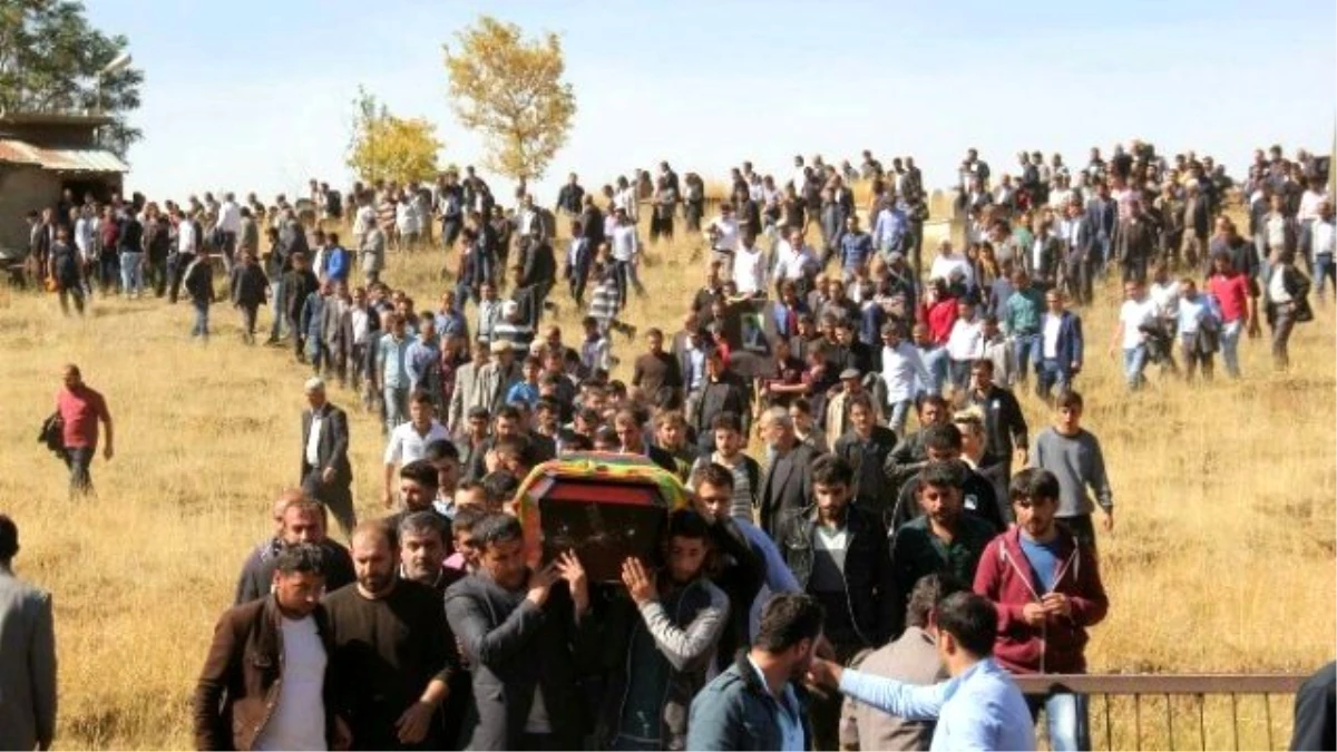 Ankara\'daki Patlamada Ölen Zakir Karabulut Bitlis\'te Toprağa Verildi