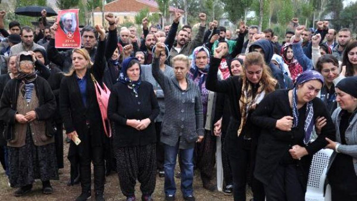 Ankara\'daki Saldırıda Ölen Hdp\'li Saygın Sivas\'ta Toprağa Verildi