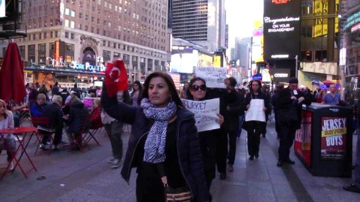 Ankara\'daki Terör Saldırısı Times Meydanı\'nda Protesto Edildi