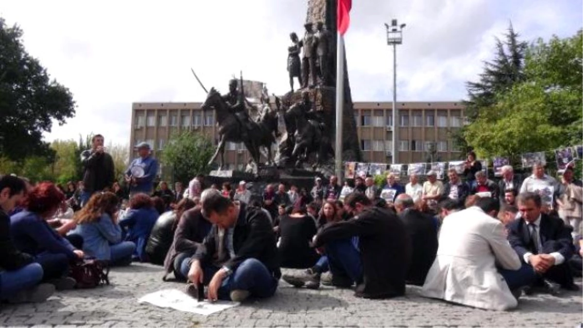 Ankara\'daki Terör Saldısına Uşak\'ta Oturma Eylemli Protesto