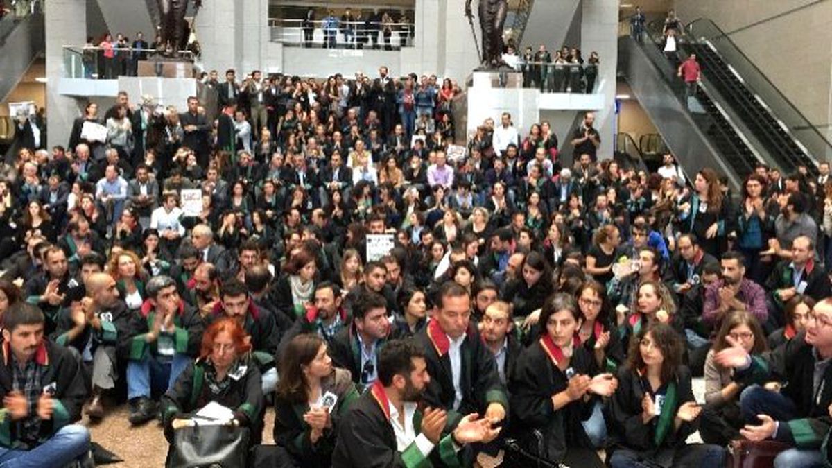 Avukatlardan Adliye İçinde \'Ankara\' Protestosu