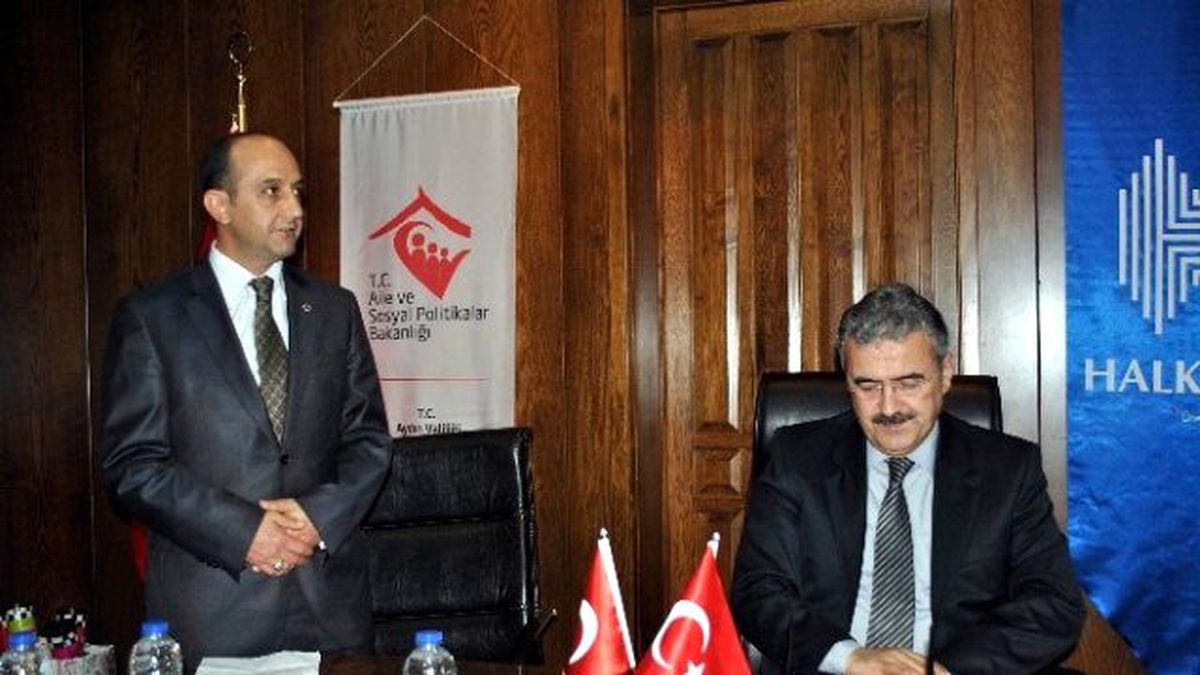Aydın\'da Şehit Yakınlarına Bilgisayar Hediye Edildi