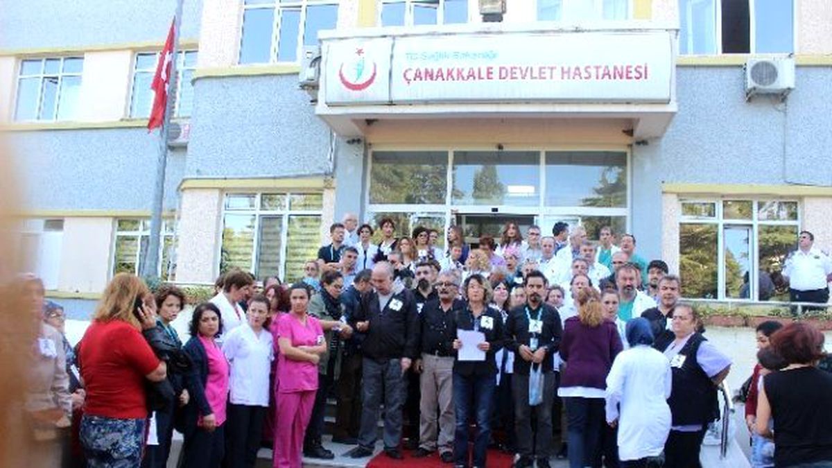 Çanakkale\'de Doktorlar, Ankara\'daki Patlamada Hayatını Kaybedenler İçin İş Bıraktı