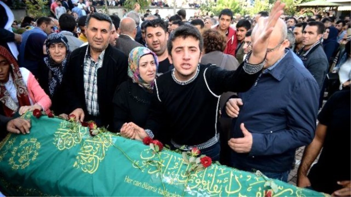 Demirtaş'ın Katıldığı Cenazede Bayrak Gerginliği