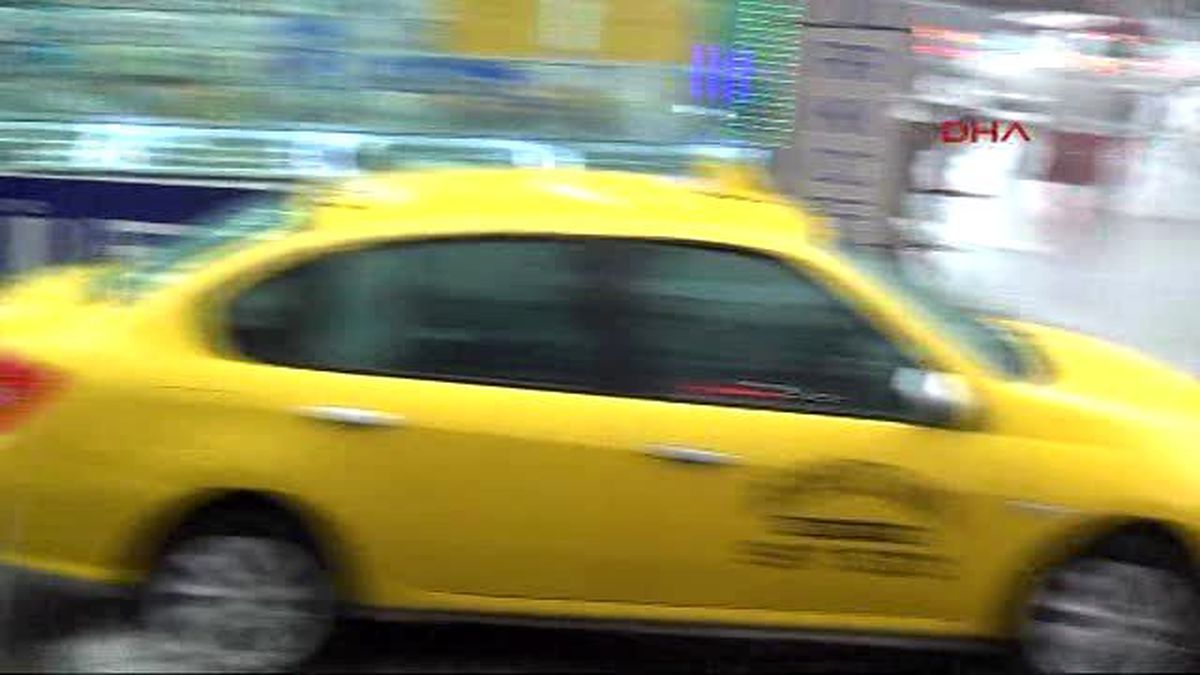 Çorlu?da Sağanak Yağmur, Sokakları Göle Çevirdi