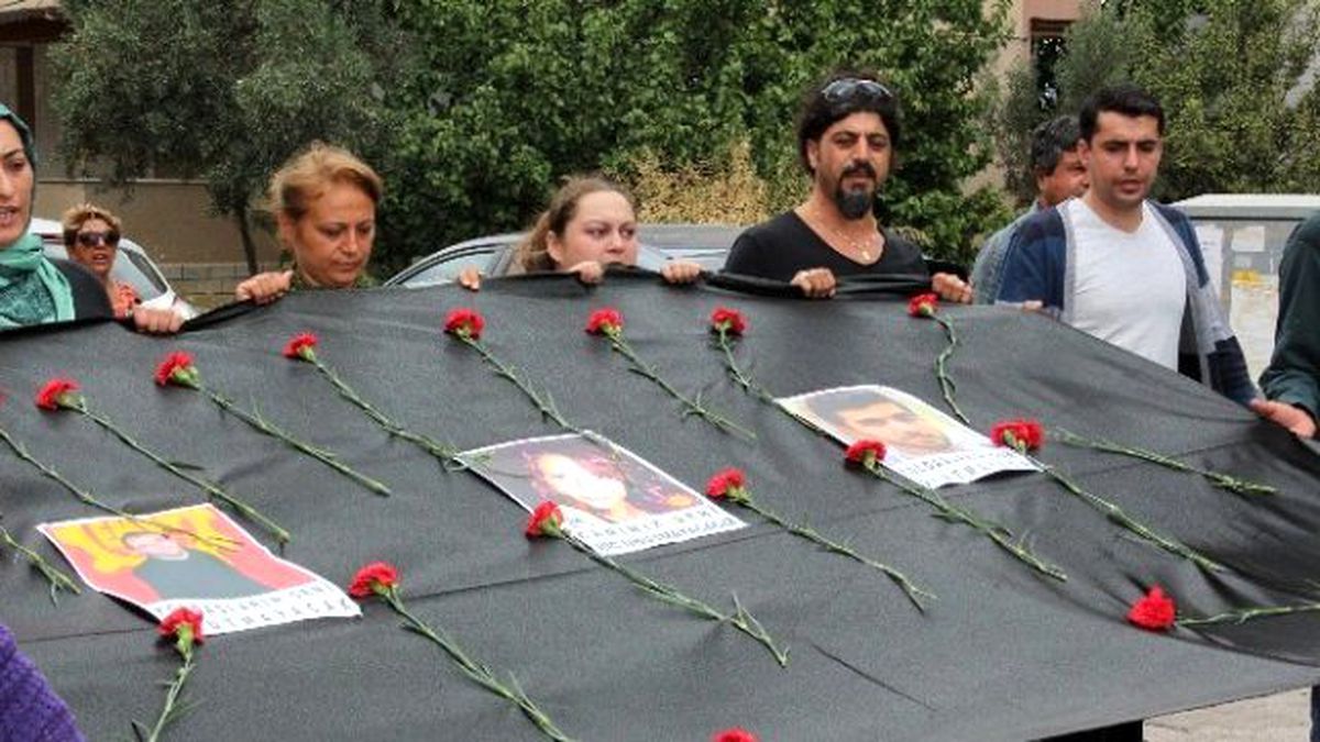 Didim\'de, Ankara\'da Ölen Elif ve Canberk İçin Yürüyüş Yapıldı