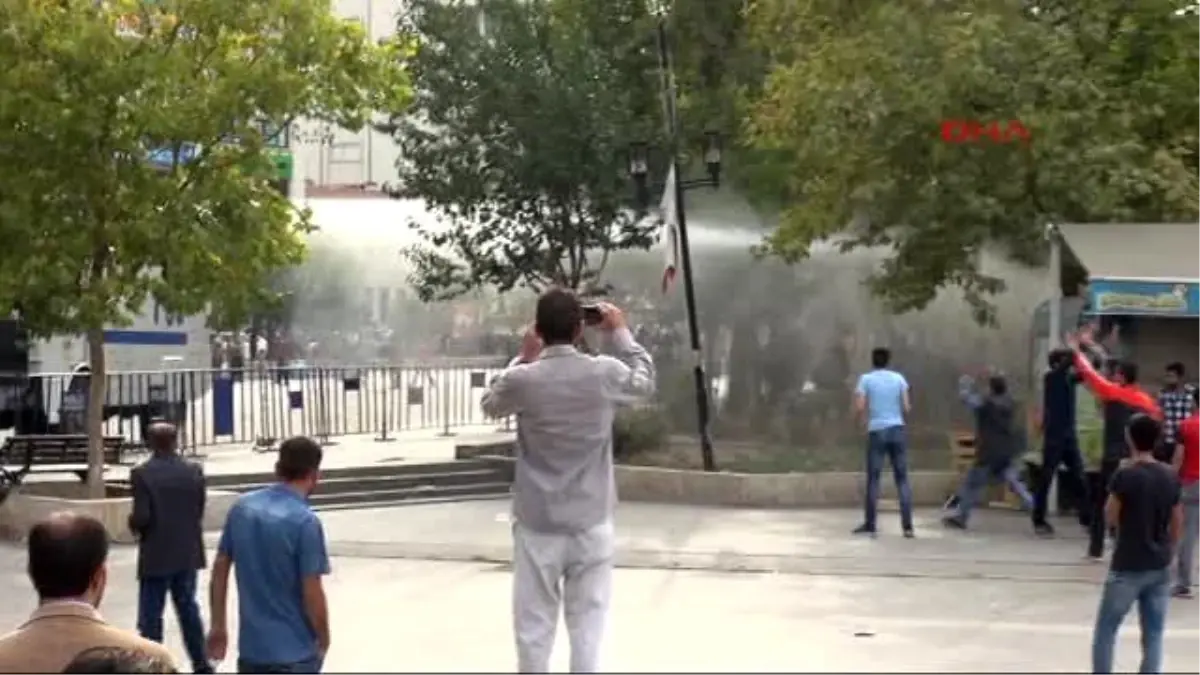 Diyarbakır\'da Ankara Protestosu Sonrası Gerginlik: 1\'i Polis 2 Yaralı