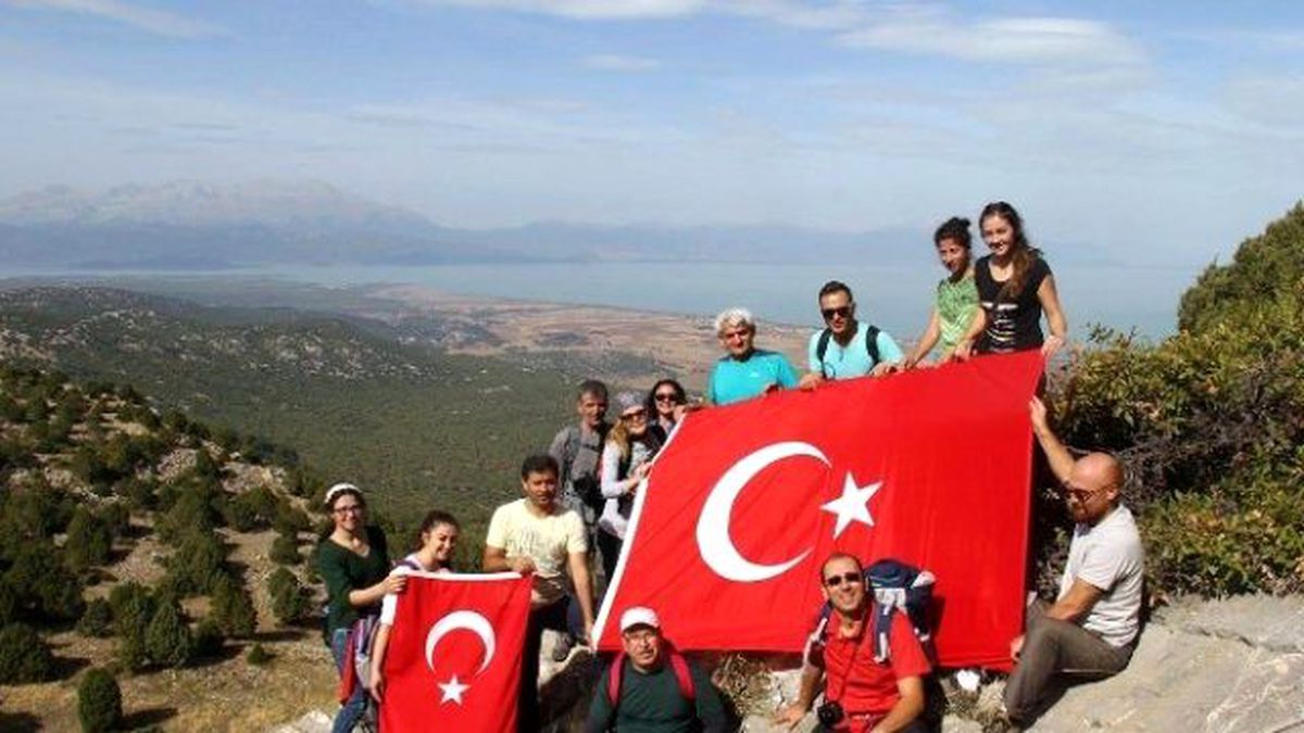 Doğaseverler Dağın Zirvesinde Terörü Lanetledi