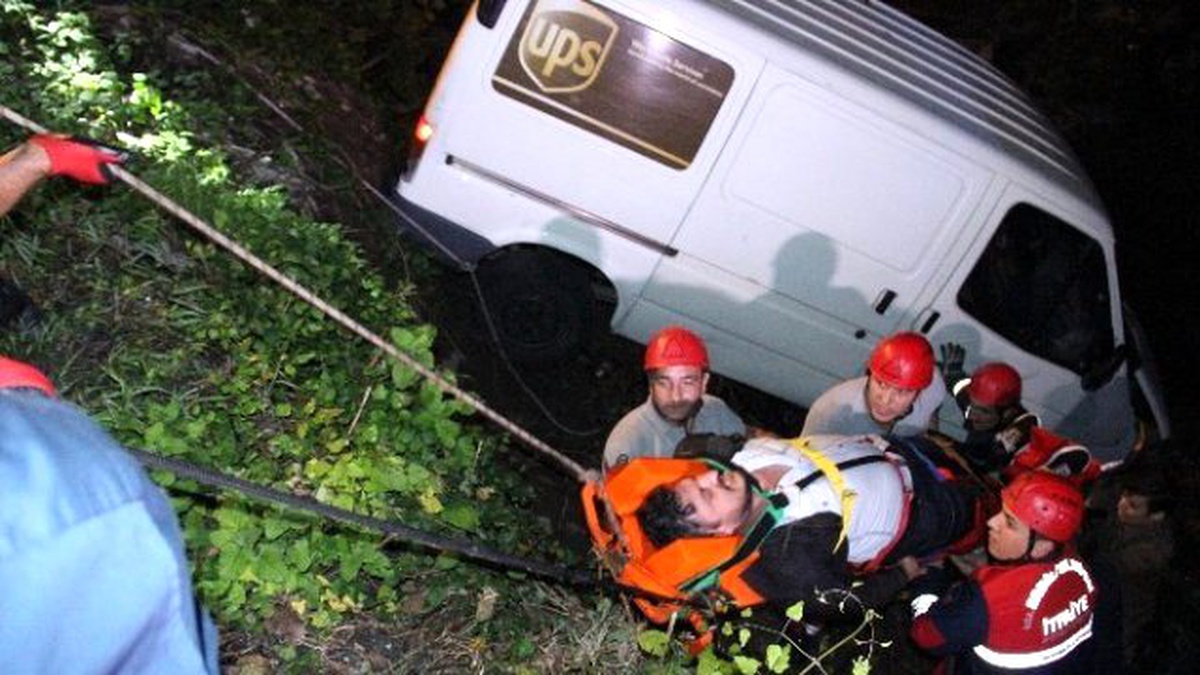 Ereğli\'de Kargo Minibüsü Dereye Uçtu: 1 Yaralı