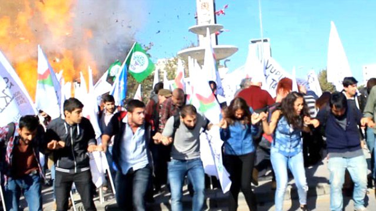 Halayı Çekerken Kadraja Patlama Girmiş