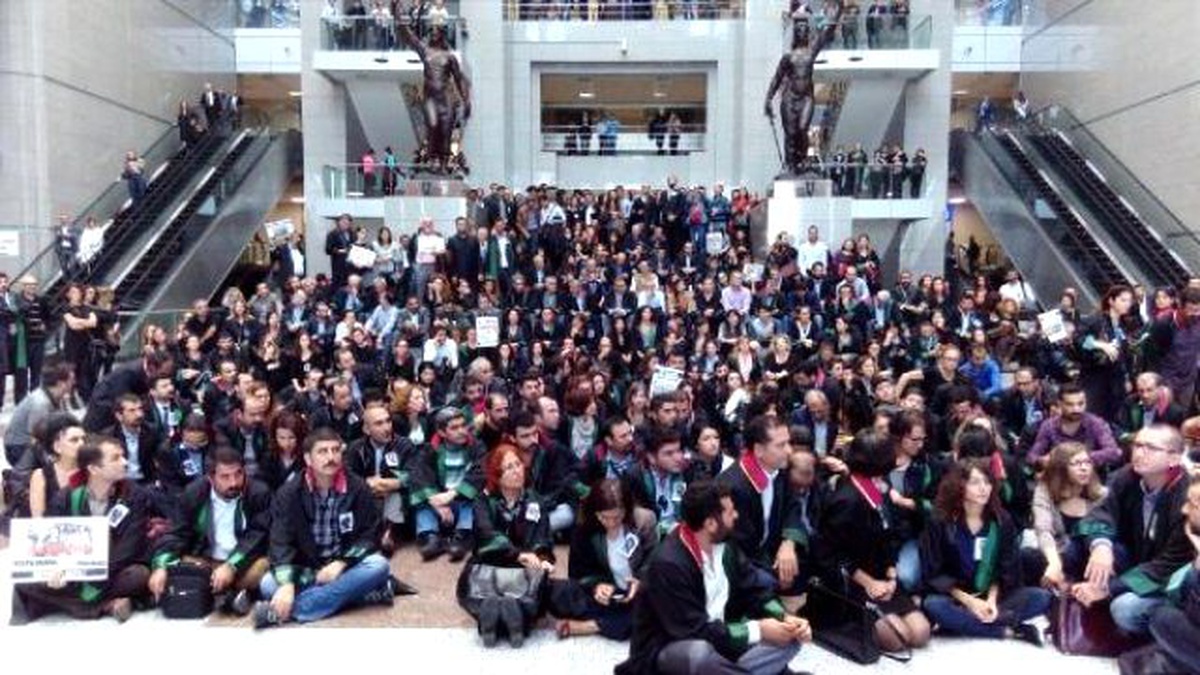 İstanbul Adalet Sarayı\'nda "Ankara" Protestosu
