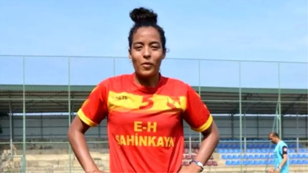 Kadın Futbolcu Transfer Parasını Alıp Kaçarken Yakalandı