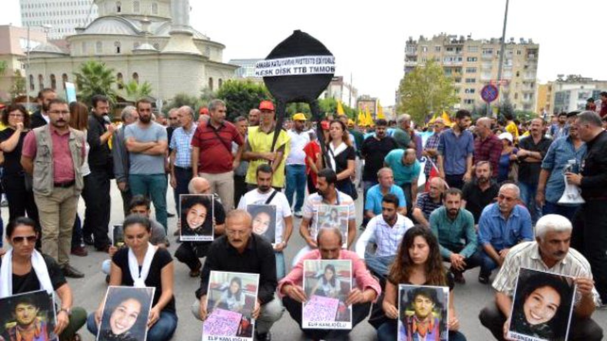 Mersin\'de Kamu Çalışanları İş Bırakarak Patlamada Ölenleri Andı