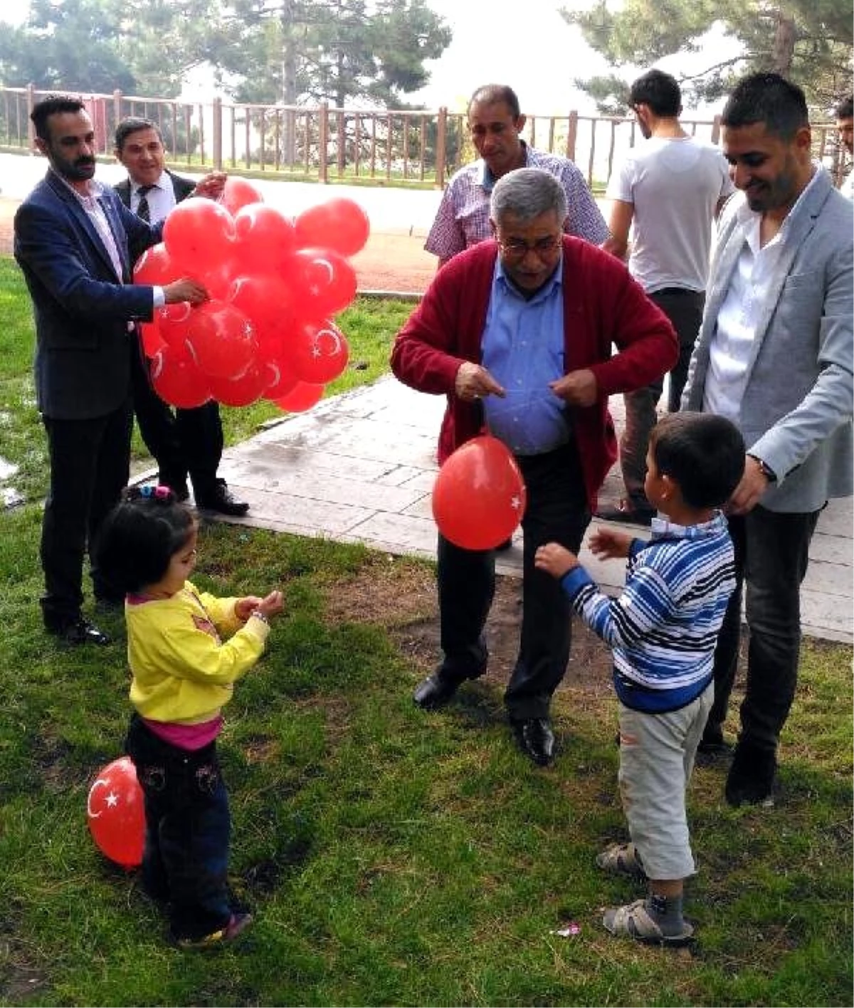MHP\'li Kilci\'den Çocuklara Türk Bayraklı Balon ve Çikolata