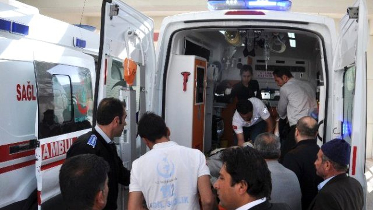 Minibüsle Otomobil Çarpıştı: 8\'i Öğrenci 12 Yaralı