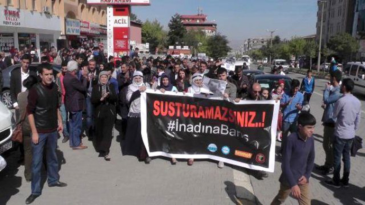 Muş\'ta Slogan Atan Göstericilere Polis Su Sıktı