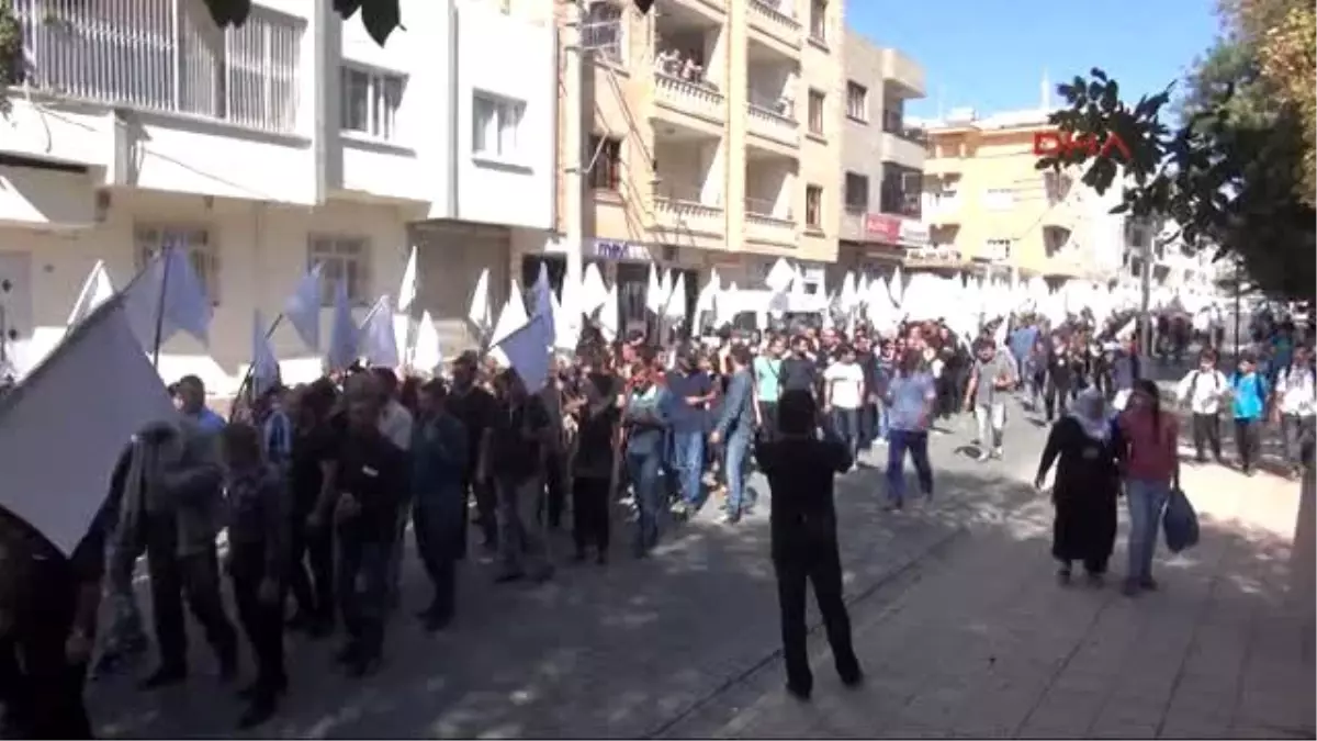 Nusaybin\'de Siyah Elbiseli, Beyaz Bayraklı, 5 Koldan Protesto Yürüyüşü