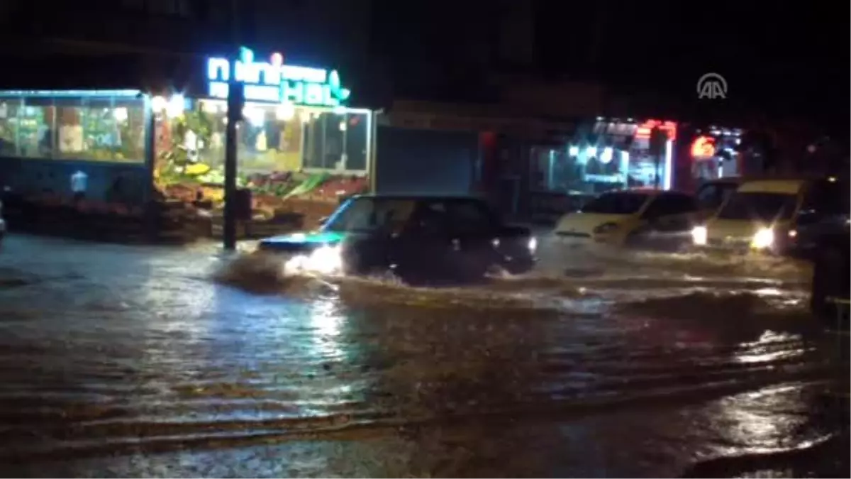 Sağanak Caddeleri "Göl"E Çevirdi