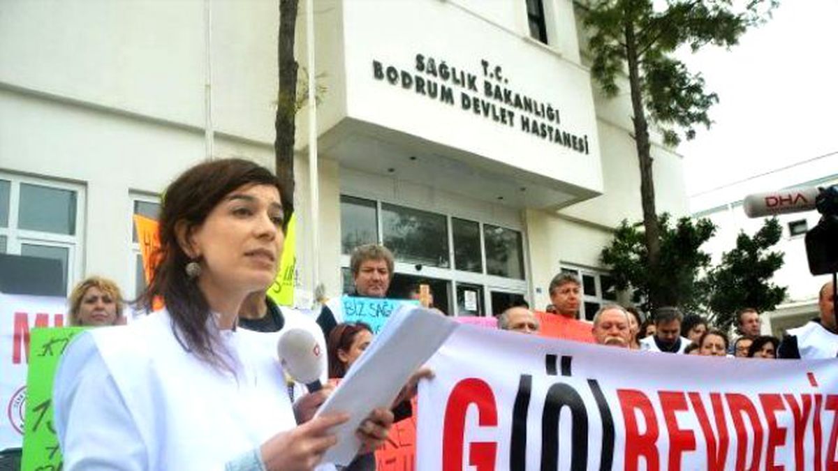Sağlıkçılardan Ankara\'daki Terör Saldırısına Alkışlı Protesto