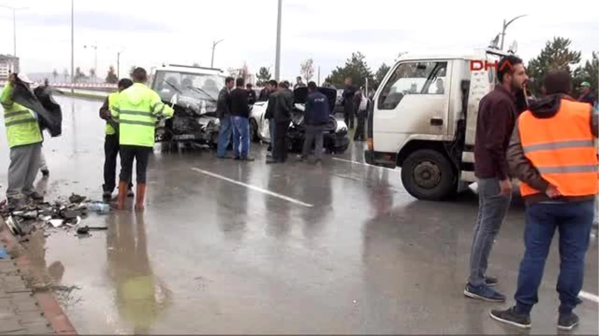 Sivas 4 Aracın Karıştığı Zincirleme Kazada 2 Kişi Yaralandı