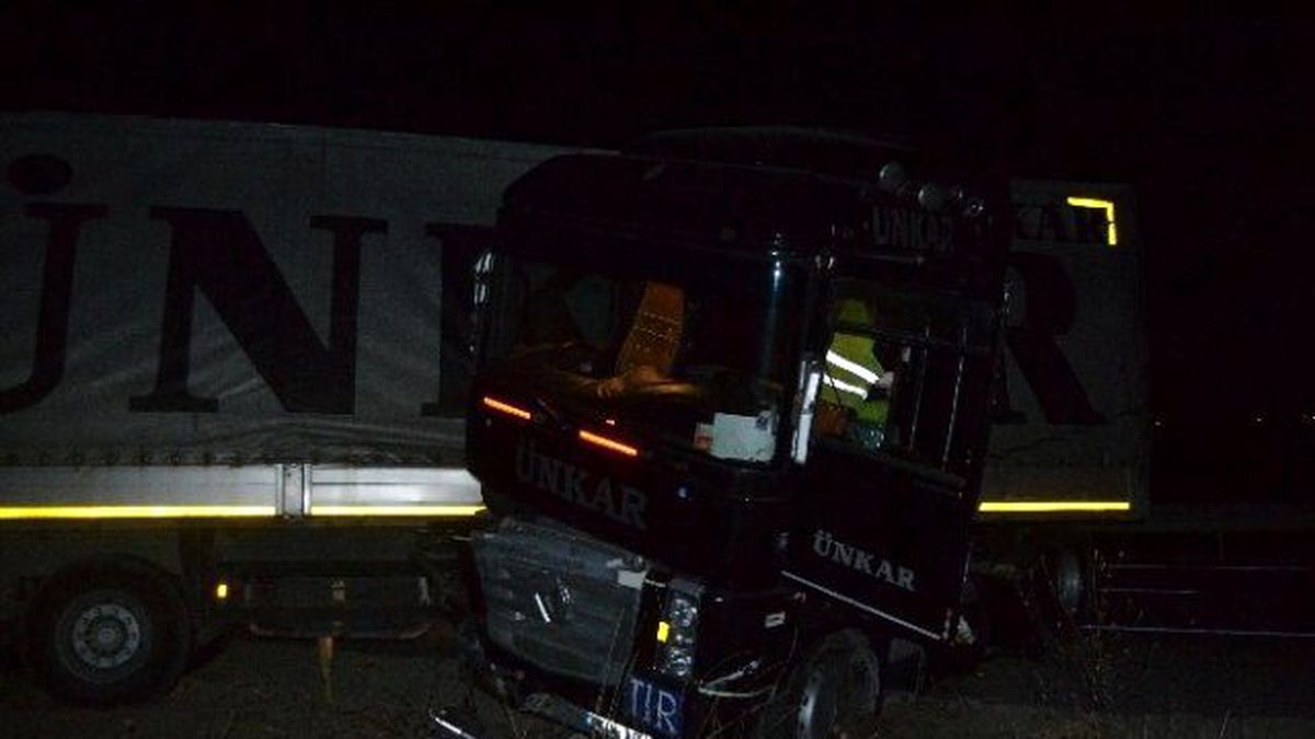 Tır Virajı Alamayan Tır Kaza Yaptı