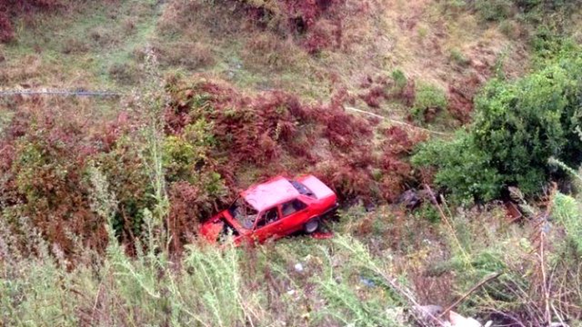 Uçuruma Yuvarlanan Otomobilde 2\'si Ağır 3 Kişi Yaralandı