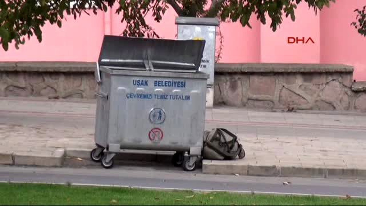 Uşak - Çöp Konteynerinin Yanına Bırakılan Sırt Çantası Korkuttu