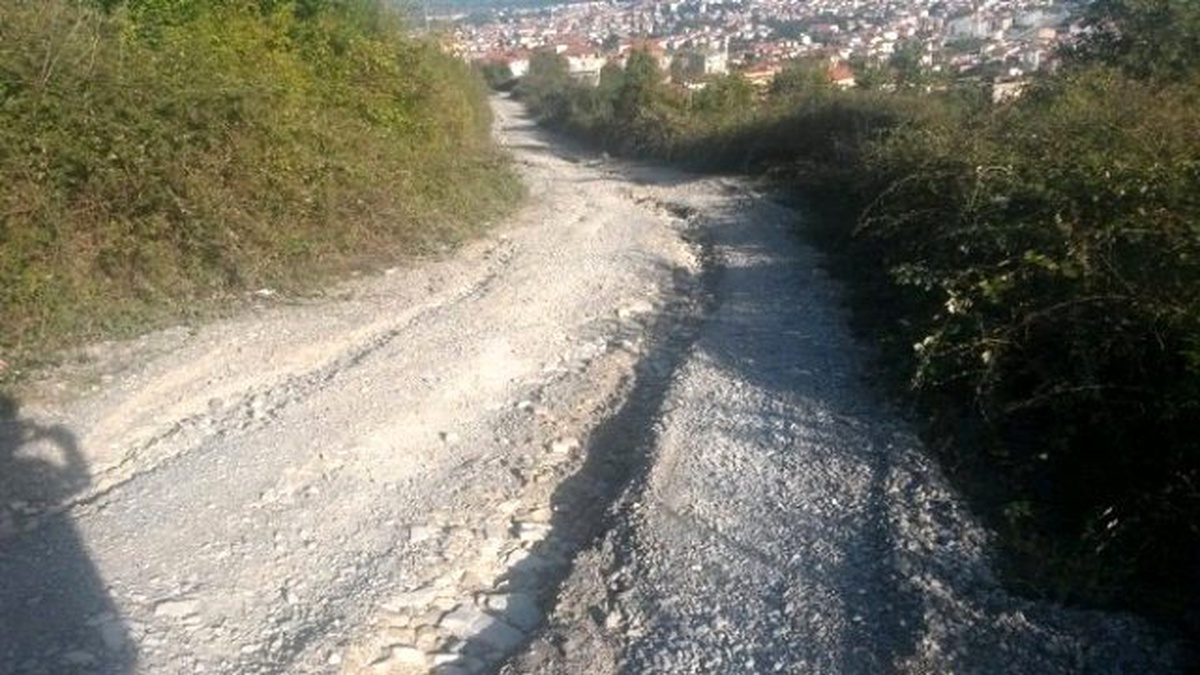 Aladağ\'ın Tepesinde Vatandaş Bozuk Yol Mağduru