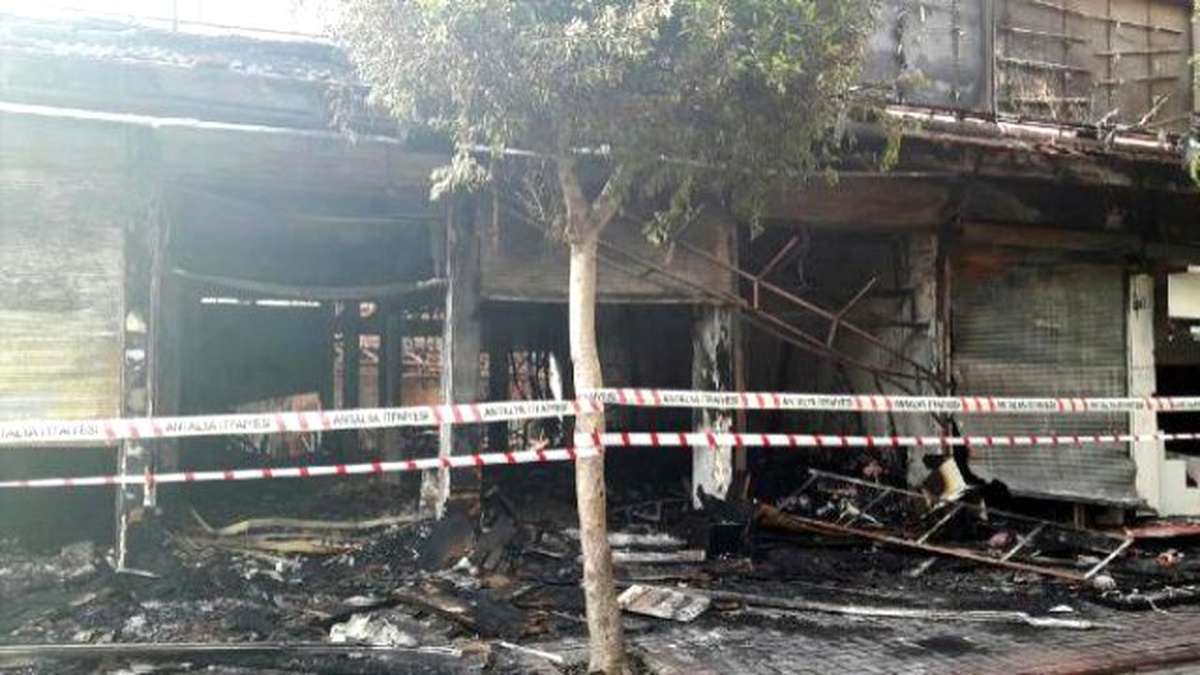 Alanya\'daki Yangında 7 İşyeri Yandı, 15 İşyeri Zarar Gördü