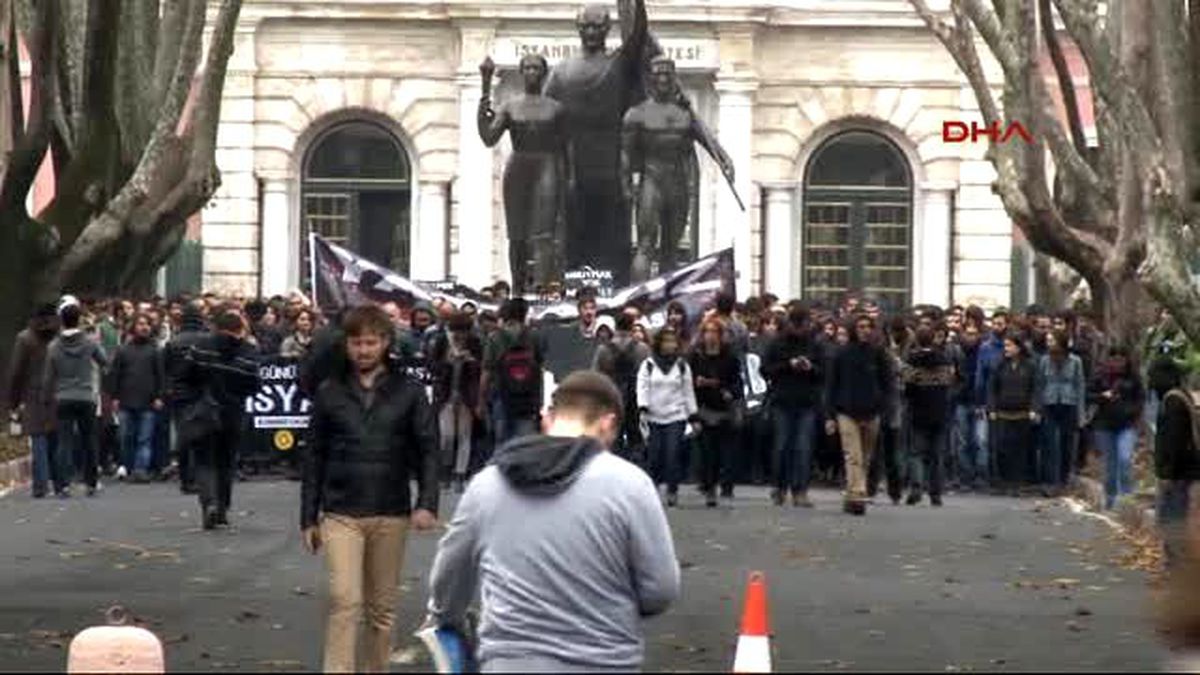 Ankara'daki Saldırıyı Protesto Eden Gruptan Üniversite Önünde Kola Kola Güvenlik Önlemi