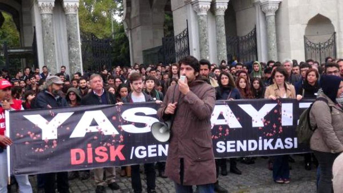 Ankara\'daki Saldırıyı Protesto Eden Üniversite Öğrencilerinden Kol Kola Güvenlik Önlemi