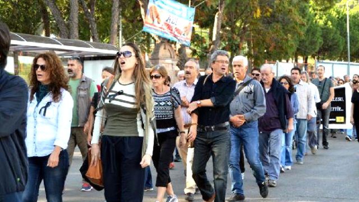Ankara\'daki Terör Saldırısı Ayvalık\'ta Lanetlendi