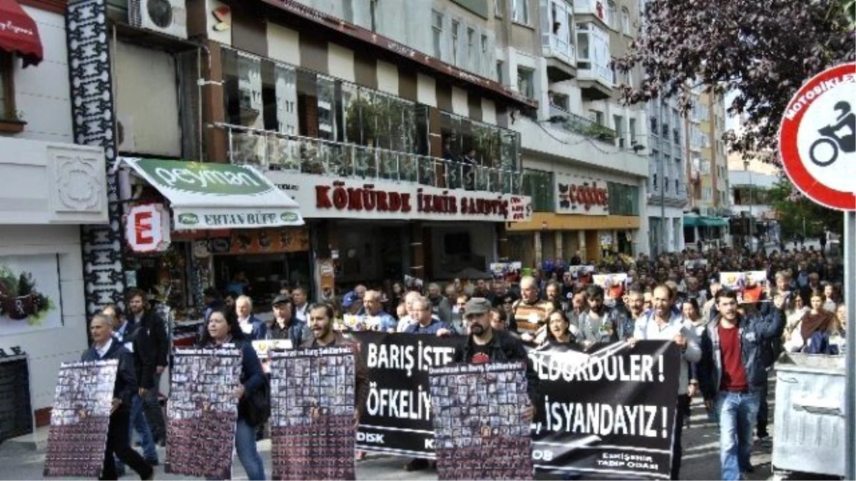 Ankara Katliamında Hayatını Kaybedenler Karanfillerle Anıldılar