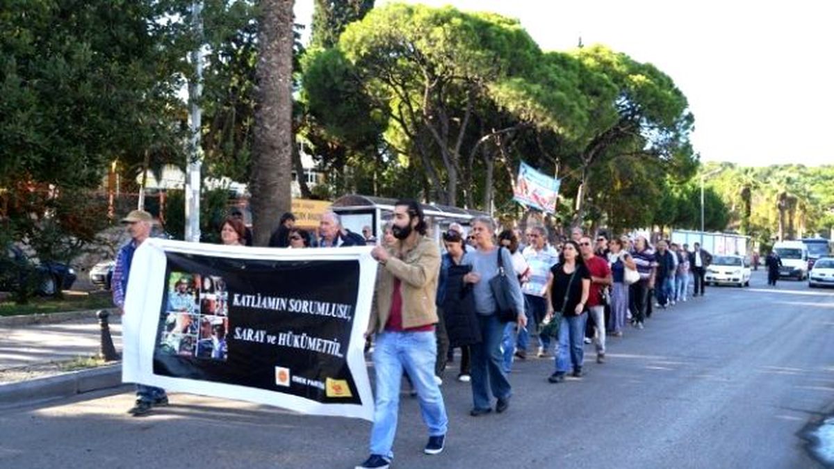 Ayvalık\'ta Başkentteki Terör Saldırısına Tepki Yürüyüşü