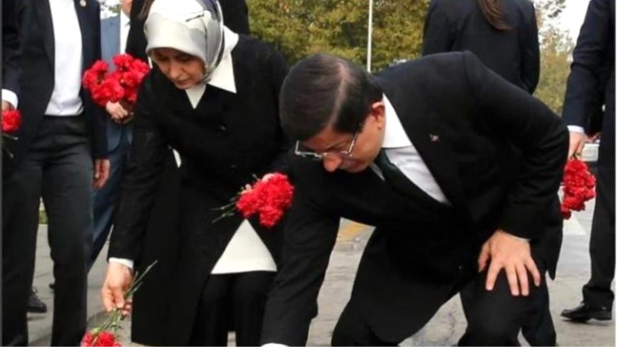 Başbakan Davutoğlu\'ndan 97 Kişinin Öldüğü Yere Kırmızı Karanfil