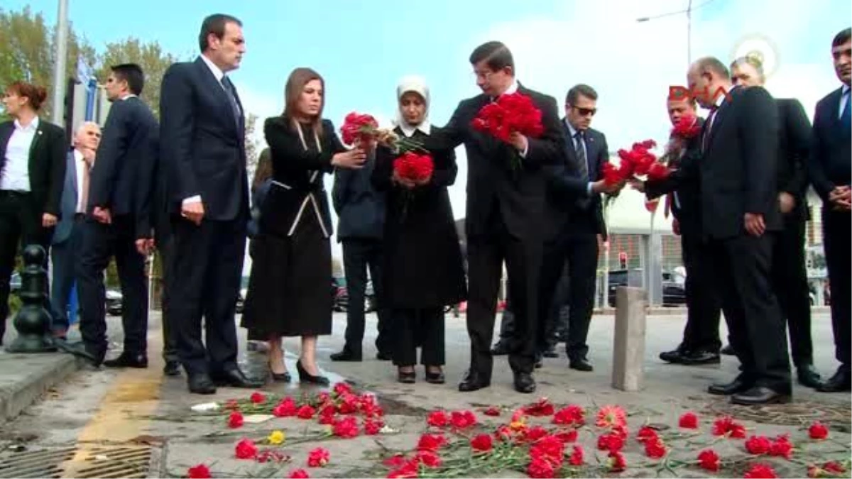 Başbakan Davutoğlu, Tren Garı Önüne Karanfil Bıraktı