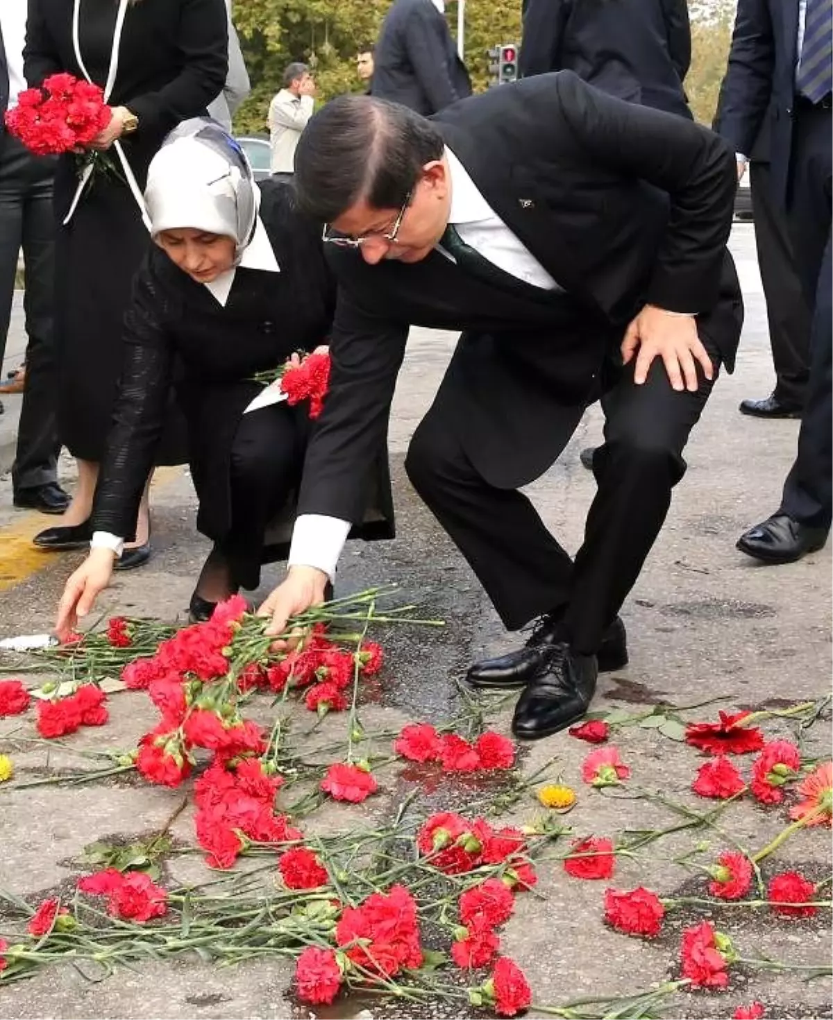 Başbakan Davutoğlu, Tren Garı Önüne Karanfil Bıraktı