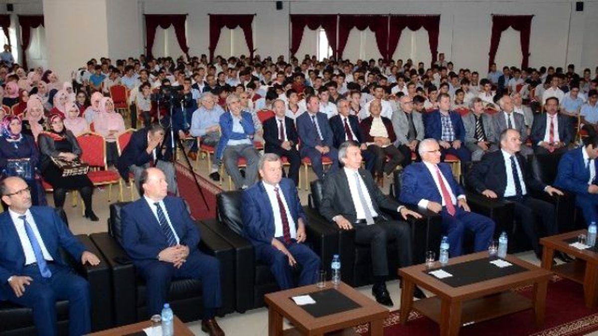 Başkan Gürlesin, İmam Hatip Okulu\'nda Törene Katıldı