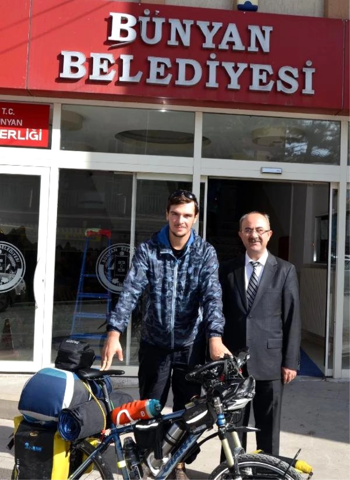 Bisikletiyle Hem Türkiye\'yi Geziyor Hem de Bin Çocuğu Okutuyor