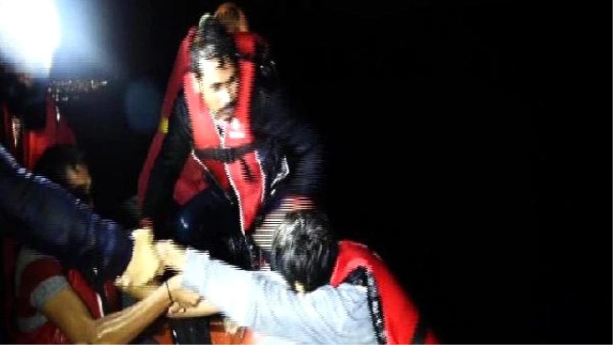 Botları Alabora Olan Kaçakları Sahil Güvenlik Kurtardı