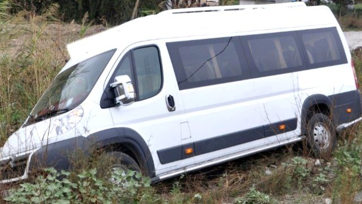 Bozüyük\'te Servis Minibüsü Yoldan Çıktı, 1 Yaralı